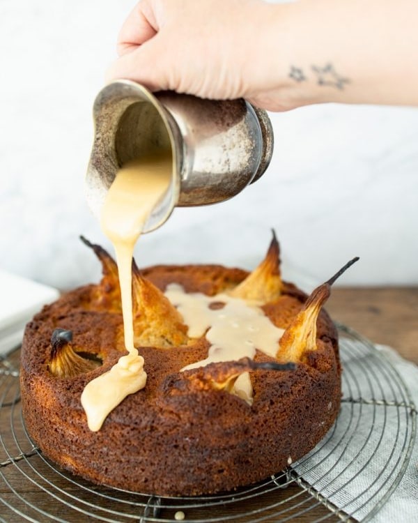 Een cake is zo al heerlijk, maar een cake met een lekkere saus, een bol ijs of een flinke dot slagroom is nog lekkerder!!! Zo is het ook met het leven: je moet het zelf wat smeuïger maken 😉Met mijn recepten en foodfoto's voeg ik net dat extraatje toe aan jouw product. Focus on the good stuff, datgene waarvan het water je in de mond loopt, die lekkere saus die je zo van het scherm zou willen likken 😋Ik heb dit kwartaal nog wat plekjes voor toffe samenwerkingen, dus heb jij zin in de lekkerste recepten (hartig of zoet/, let me know!! Proeven is inbegrepen 🤩#receptontwikkeling #receptontwikkelaar #foodfotografie #foodfoto #foodondernemer #communicatiebureau #foodbranche #marketing #communicatiespecialist #recepten #debsbakerykitchen #taart #cake #zzper #hoofdgerecht #hetingredient #eetsmakelijk