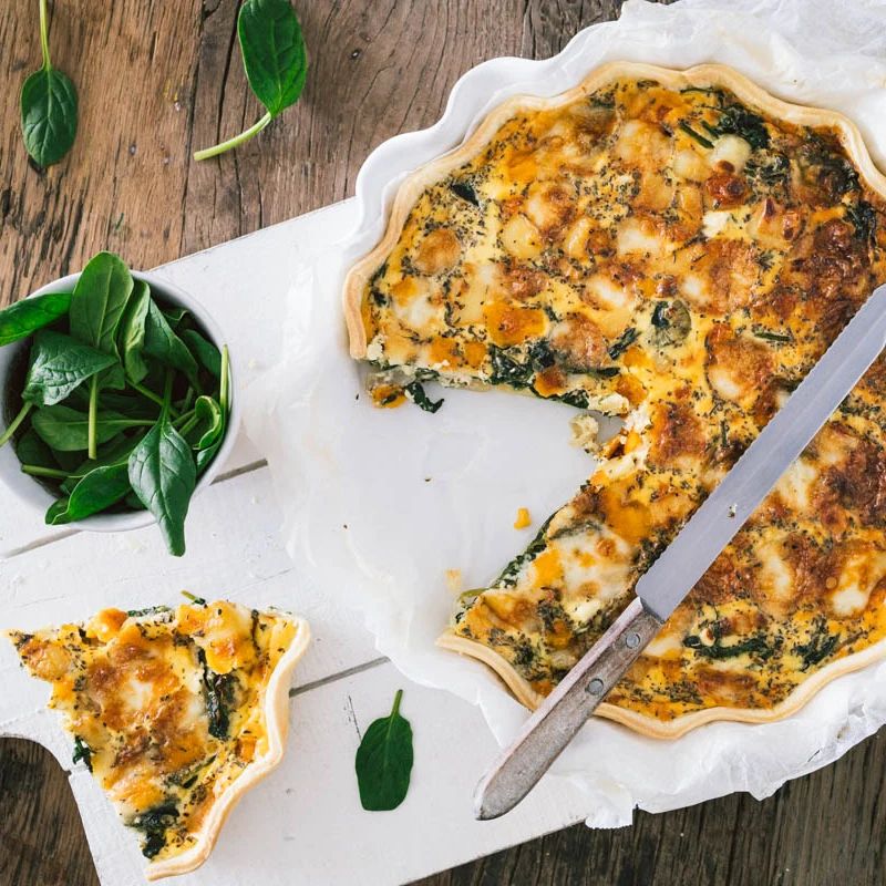 Stop jij ook superveel tijd in gratis content? Voor je foodblog, voor je Social media kanalen of misschien zelfs in videovorm voor je YouTube kanaal? We vinden het eigenlijk heel normaal, maar hoe bizar is het dat je uren zit te werken en dat je nog een hoop kosten maakt ook, terwijl daar misschien maar incidenteel een betaalde samenwerking tegenover staat. En vaak is dat niet eens het geval. Niet dat je nu ineens al je content moet gaan afschermen en alleen na betaling beschikbaar moet maken, maar het is wel goed om hier wat vaker bij stil te staan. Ik kwam op dit onderwerp door een post van @familie.over.de.kook die zich bijna schuldig voelde dat er sinds kort advertenties op de blog staan. Maar ik vind het niet meer dan normaal! We moeten ergens die kosten mee dekken. Ik weet dat er verschillende bloggers hebben geprobeerd betaalde content aan te bieden dmv een abonnement, maar dat is niet echt succesvol geworden. Consumenten zijn niet echt bereid ervoor te betalen. Er is immers zoveel gratis te vinden! Het is dus slim om eens na te denken over een verdienmodel voor je blog. Dit kan in de vorm van affiliate marketing, ads of merchandise. Dus ik ben benieuwd: heb jij hier al eens over nagedacht en hoe denk je erover?#foodbloggendoejezo #hetingredient #geldverdienenmetjefoodblog #gesponsordecontent #gratiscontent #ondernemen #eeneigenblog #businessingredientsvoorfoodbloggers #businessingredientscommunity #vrouwelijkeondernemer #zzper #recepten