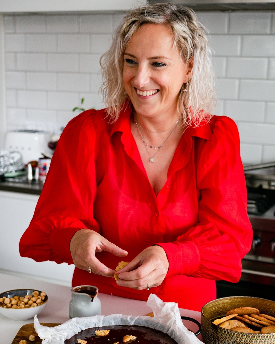 Are you up for a challenge?! Ik had het deze week over het maken van gratis content en hoeveel kosten er eigenlijk verbonden zijn aan het hebben van een foodblog. Tijd om dat eens inzichtelijk te maken en met jullie te delen! Waarom? Omdat je eerst inzicht moet hebben in je kosten om te weten hoeveel je moet gaan omzetten om die kosten te dekken. En waarom zou je dat doen? Omdat hobby's geld mogen kosten, maar je hoeft er niet op leeg te lopen én omdat er echt wel manieren zijn om geld te verdienen met je foodblog 😉Dus ik heb een challenge klaargezet voor je in de Business Ingredients community! Ik heb een overzicht gemaakt met alle kosten van mijn blog en ik daag jou uit om jouw overzicht daaronder te delen. Zodat we elkaar kunnen helpen, van elkaar kunnen leren én vanuit deze basis verder kunnen groeien naar een verdienmodel zodat je (voor een deel) uit die kosten komt.Via de link in bio kom je op de community pagina. Log in of registreer je en ga naar de onderwerpen. Bij Wat kost jouw blog vind je de challenge. Doe je mee?Foto door @renskevanburen.nl#challenge #foodbloggen #businessingredients #businessingredientsvoorfoodbloggers #foodbloggerscommunity #watkostjouwblog #foodbloggen #