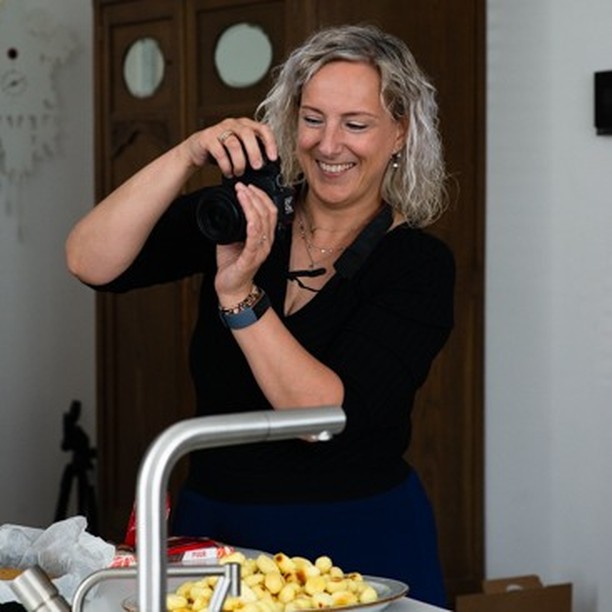Change of plans! Als iets niet werkt, moet je het veranderen. Alleen jij kan de knoop doorhakken en keuzes maken. En in dit geval ik. Al sinds de eerste editie van Business Ingredients: het event voor foodbloggers, loop ik aan te hikken tegen een community. Die er in mijn hoofd perfect uitziet, maar die op de site niet uit de voeten komt. Dus ik heb besloten het te vereenvoudigen en de community op Facebook voort te zetten! Ik zal de komende tijd dus alle content gaan overzetten. Je vindt de community via de link in bio of zoek op businessingredientscommunity. Zie ik je daar?Foto door @joorkitchen.nl#community #foodbloggers #nederlandsefoodbloggers #nederlandsefoodie #foodies #leeromgeving #businessingredients #businessingredientscommunity #hetingredient